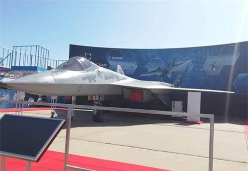 Tại Triển lãm hàng không quốc tế Moskva - MAKS 2019, tiêm kích tàng hình thế hệ 5 Sukhoi Su-57E là một trong những "ngôi sao" thu hút được rất nhiều sự quan tâm của du khách tham quan.