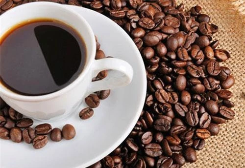 Nhiều người có thói quen uống cà phê trước khi ăn sáng 
