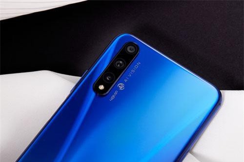 Cận cảnh smartphone 3 camera sau, RAM 8 GB, giá hơn 7 triệu