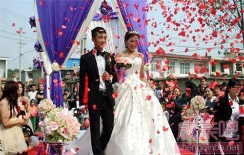 Chia tay vài tháng người yêu cũ vội mời cưới, cô gái bức xúc khi phát hiện danh tính cô dâu và “đính kèm” thú nhận sốc khác