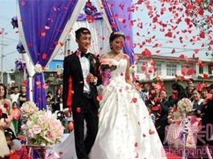 Chia tay vài tháng người yêu cũ vội mời cưới, cô gái bức xúc khi phát hiện danh tính cô dâu và “đính kèm” thú nhận sốc khác