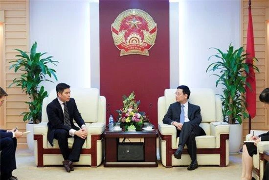 Bộ trưởng Nguyễn Mạnh Hùng tiếp ông Kuek Yu-Chuang, Giám đốc điều hành Netflix khu vực châu Á Thái Bình Dương. Nguồn ảnh: MIC