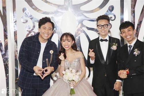 Tiết lộ kinh phí tổ chức tiệc cưới con gái Minh Nhựa đã lên tới 20 tỷ đồng, riêng tiền hoa trang trí đã là 700 triệu!