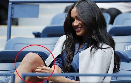 Sau kho&#x1EA3;nh kh&#x1EAF;c t&#x1EF1; n&#xF3;i chuy&#x1EC7;n m&#x1ED9;t m&#xEC;nh v&#xEC; b&#x1ECB; ph&#x1EDB;t l&#x1EDD;, Meghan Markle ti&#x1EBF;p t&#x1EE5;c ph&#x1EA3;i ng&#x1B0;&#x1EE3;ng ch&#xED;n m&#x1EB7;t v&#xEC; d&#xE1;ng ng&#x1ED3;i k&#xE9;m duy&#xEA;n