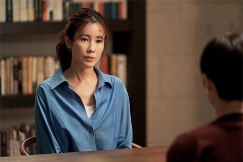 Chồng ném thẳng sấp tiền vào mặt và bảo "loại phụ nữ ham vật chất", tôi ứa nước mắt đáp trả khiến anh câm nín