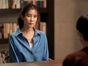 Chồng ném thẳng sấp tiền vào mặt và bảo "loại phụ nữ ham vật chất", tôi ứa nước mắt đáp trả khiến anh câm nín