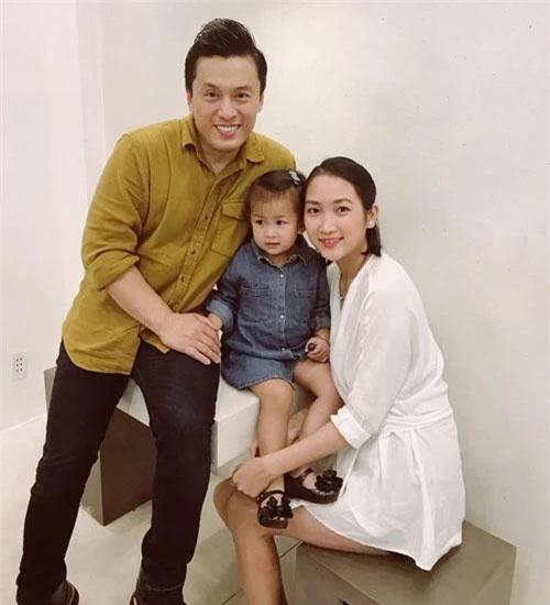 Lam Trường đã chia sẻ bức ảnh gia đình với chồng và con gái cưng lên trang cá nhân