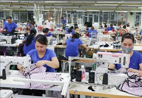 Công nhân Công ty cổ phần đầu tư và thương mại TNG Thái Nguyên sản xuất hàng may mặc xuất khẩu. Ảnh minh họa: Hoàng Nguyên/TTXVN Công nhân Công ty cổ phần đầu tư và thương mại TNG Thái Nguyên sản xuất hàng may mặc xuất khẩu. Ảnh minh họa: Hoàng Nguyên/TTXVN