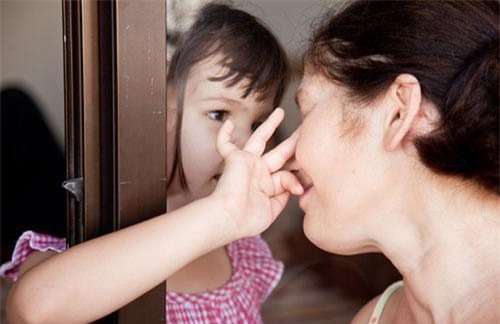 2 năm nay, đêm nào tôi cũng bỏ ngỏ cửa cổng để chị dâu cũ lén lút gặp con gái qua song cửa sổ