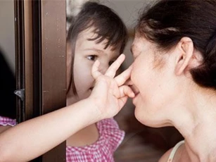 2 năm nay, đêm nào tôi cũng bỏ ngỏ cửa cổng để chị dâu cũ lén lút gặp con gái qua song cửa sổ
