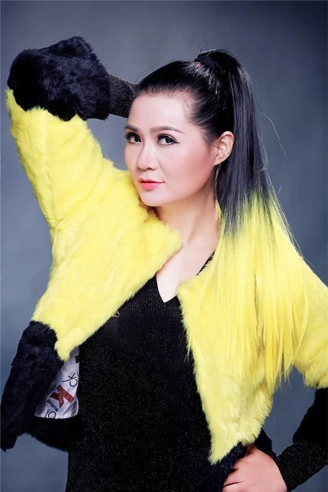 ca-si-trieu-trang-chi-gan-4-ti-ra-mat-9-album-cung-ngay-1 ca-si-trieu-trang-chi-gan-4-ti-ra-mat-9-album-cung-ngay-1