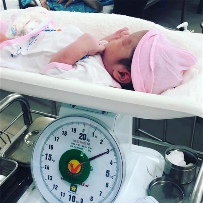 Hậu ồn ào chia tay Lương Bích Hữu, Khánh Đơn hạnh phúc khoe bà xã hot girl vừa sinh con đầu lòng nặng 3kg - Ảnh 3.