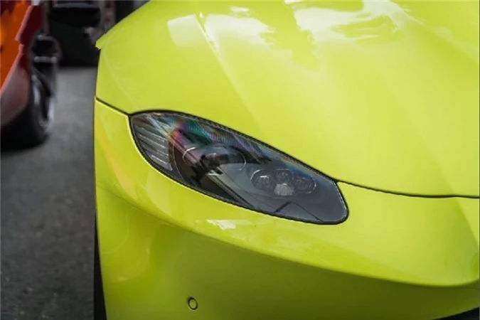 Siêu xe Aston Martin Vantage 15 tỷ lăn bánh ở SG - Hình 2 Sieu xe Aston Martin Vantage 15 ty lan banh o SG-Hinh-2