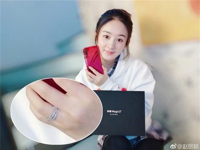 Triệu Lệ Dĩnh khoe series ảnh mặt mộc nhưng câu hỏi lớn nhất của netizen lại là Nhẫn cưới đâu rồi? - Ảnh 5. Triệu Lệ Dĩnh khoe series ảnh mặt mộc nhưng câu hỏi lớn nhất của netizen lại là Nhẫn cưới đâu rồi? - Ảnh 5.