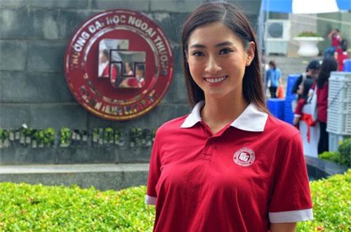 Hoa hậu Lương Thùy Linh đẹp xuất sắc trong ngày khai giảng Ngoại thương, khẳng định chưa có ý định Nam tiến để tập trung cho học tập