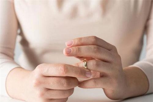 "Khó tin" vợ nằng nặc đòi ly dị vì chồng quá yêu chiều