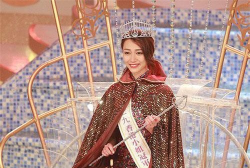 Tân Hoa hậu Hong Kong tiếp tục gây tranh cãi vì nhan sắc, lộ khuyết điểm kém duyên ngay lúc đăng quang