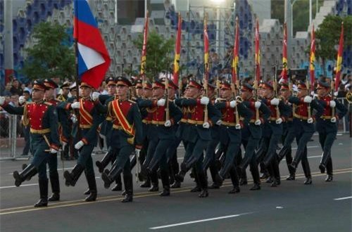 Cận cảnh lính Nga duyệt binh hoành tráng “sát nách” Mỹ