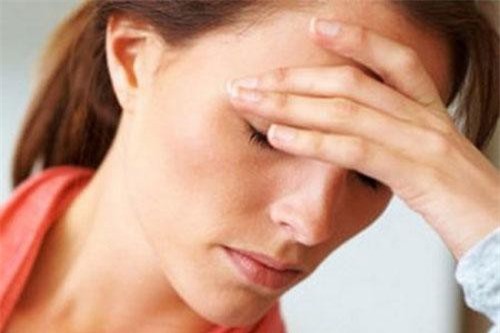 Đau đầu vì con gái tuổi teen quá thân mật với “phi công trẻ” của mẹ