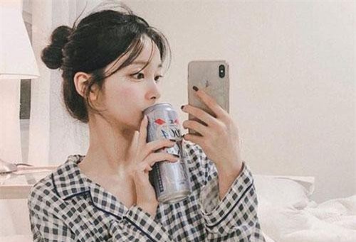 "Em gái mưa" ngọt nhạt xin đồng hồ chục triệu, nhưng tới lúc cô vợ cảnh cáo lại có thái độ "lật mặt" đến sững sờ