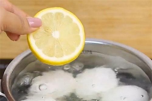 Luộc trứng cứ thả thêm một miếng chanh nhỏ vào nồi, bạn sẽ thấy ngay điều bất ngờ