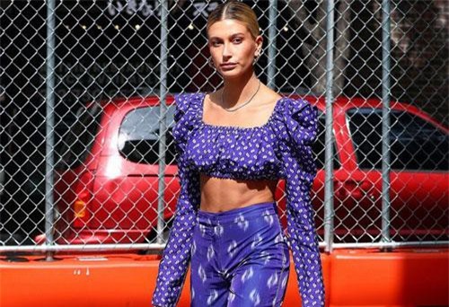 Bà xã Justin Bieber nổi bần bật như tắc kè hoa ra đường, múi bụng rõ mồn một chiếm trọn spotlight