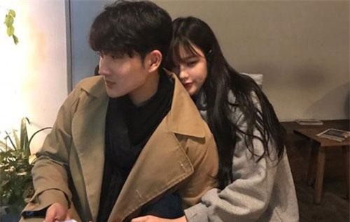 9h tối chưa thấy vợ mới cưới về nhà, chồng "đứng hình" khi nghe câu trả lời trong điện thoại, còn dân mạng thì cười té ghế