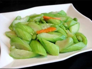 Thêm thứ này vào nồi, mướp xào sẽ không bao giờ bị thâm đen và nhũn