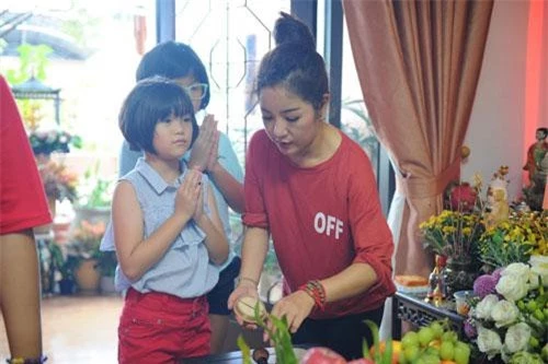 Thúy Nga tự tay chuẩn bị cho lễ giỗ Tổ nghiệp ở nhà riêng, cô làm sớm hơn so với lễ chính thức. Thúy Nga tự tay chuẩn bị cho lễ giỗ Tổ nghiệp ở nhà riêng, cô làm sớm hơn so với lễ chính thức.