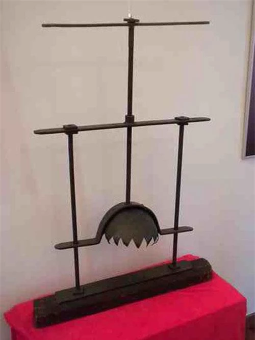 Máy nghiền đầu là một trong những dụng cụ tra tấn rùng rợn thời Trung cổ. Dụng cụ tra tấn tù nhân này được làm bằng kim loại gồm 3 cây sắt gắn vào đế.