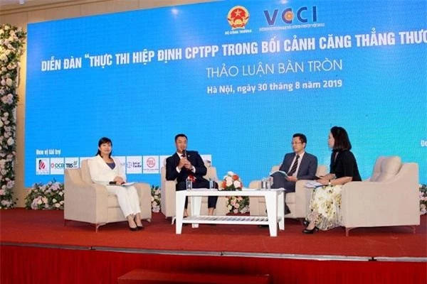 Bà Trịnh Thị Thu Hiền (thứ nhất từ trái sang) trong phiên thảo luận bàn tròn cùng các khách mời của Diễn đàn "Thuận lợi và khó khăn đối với Việt Nam khi thực hiện CPTPP trong bối cảnh căng thẳng thương mại Mỹ - Trung 