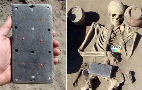 Phát hiện bộ hài cốt 2137 năm tuổi kèm một thứ giống hệt... iPhone!