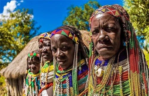 Bộ lạc Mwila ở tỉnh Huila, miền nam Angola, châu Phi, nơi có mật độ dân cư thưa thớt, nổi tiếng bởi phong cách ăn mặc phức tạp từ công đoạn trang trí tóc đến đeo dây chuyền.