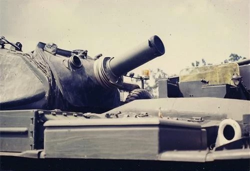 Cận cảnh khẩu trọng pháo M135 cỡ 165 mm của M728 CEV. Ảnh: War History Online.