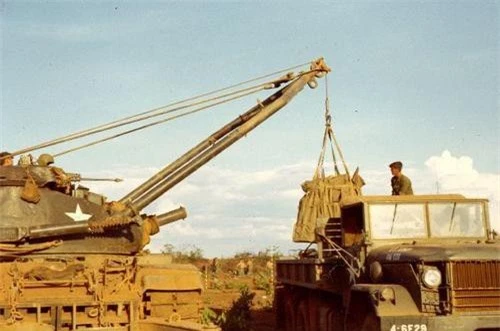M728 CEV dùng hệ thống tời và cẩu của mình để chuyển hàng lên xe tải. Ảnh: War History Online.