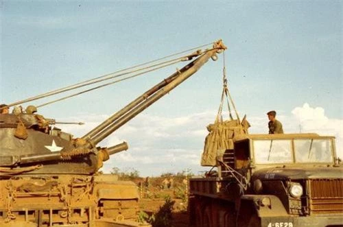 M728 CEV dùng hệ thống tời và cẩu của mình để chuyển hàng lên xe tải. Ảnh: War History Online. M728 CEV dùng hệ thống tời và cẩu của mình để chuyển hàng lên xe tải. Ảnh: War History Online.