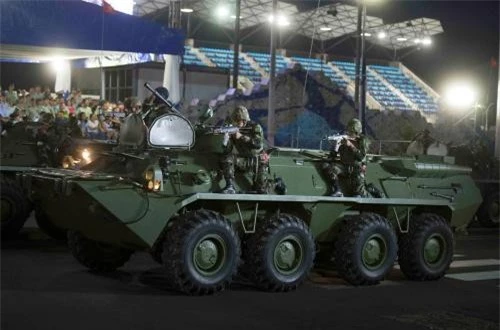 Trong ảnh, xe thiết giáp chở quân BTR-80 của Nicaragua cùng các lính bộ binh trang bị súng trường tiến công AKS-74U. Ảnh: dambiev