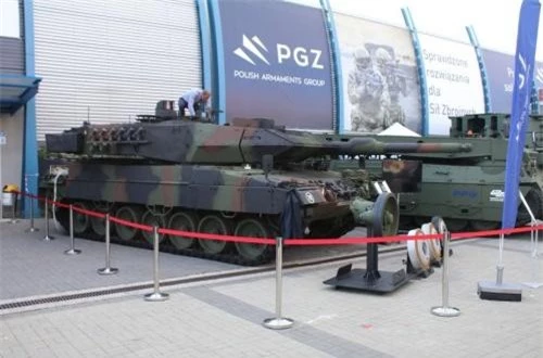  Xe tăng Leopard 2A5 do Đức sản xuất, đã được Ba Lan hiện đại hóa với hệ thống điều khiển hỏa lực riêng của nước này. Ảnh: Army Recognition