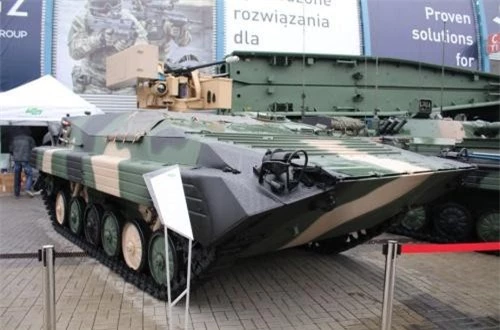 Phiên bản xe chiến đấu bộ binh BMP-1 được Ba Lan cải tiến bỏ tháp pháo kiểu Nga bằng tháp pháo tự động hoàn toàn kiểu phương Tây. Ảnh: dambiev