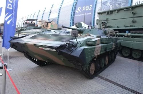 Xe trinh sát bọc thép BWR-1D và 1S do Ba Lan sản xuất theo giấy phép dòng BMP-1 của Liên Xô nhưng có các cải tiến về hệ thống điện tử. Ảnh: dambiev