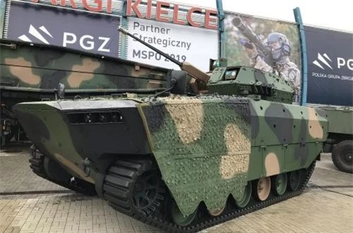 Xe chiến đấu bộ binh thế hệ mới mang tên Borsuk được tạo ra nhằm thay thế cho dòng xe BMP/BWP-1 được chế tạo thời Liên Xô. Ảnh: dambiev