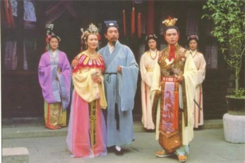 Hướng Mai (hoàng hậu), Lôi Minh (quốc vương Ô Kê) và Uông Hải Ninh (thái tử)trong tập 13 quay lại năm 1987 tại Võng Sư viên, Tô Châu.