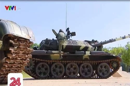 Trưa 1/9, trong chương trình phóng sự của VTV24 về chiến thắng kỳ tích của đội tuyển xe tăng Việt Nam tại hội thao quân sự quốc tế Army Games 2019, lần đầu tiên khán giả cả nước đã được “diện kiến” những chiếc xe tăng T-54M hiện đại do nền công nghiệp quốc phòng Việt Nam tự lực nâng cấp. Ảnh: VTV24