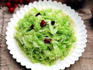 Thả thứ này vào xào cùng bắp cải, sau 2 phút có đĩa rau giòn ngon hơn ngoài hàng