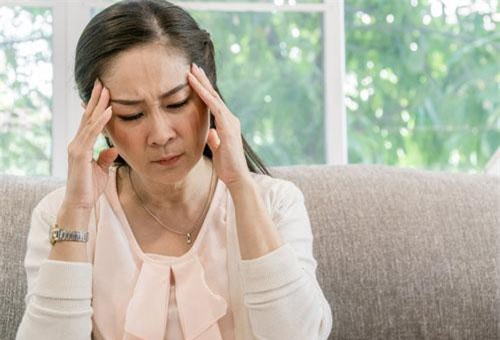 Thấy chồng cầm tờ giấy xét nghiệm ADN, tôi ôm con vào lòng nghĩ đời mình sắp tàn nhưng không ngờ mẹ chồng tôi mới là người quỳ sụp xuống