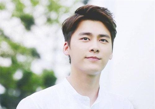 Chuyện bi hài của “nam thần” xứ Trung - Lý Dịch Phong: Con sốt ruột tìm bạn gái, bố mẹ lại bất ngờ tuyên bố 32 tuổi vẫn còn nhỏ không cần lo