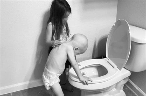Bức ảnh tưởng đơn giản nhưng chạm đến hàng triệu trái tim: Bé gái chăm sóc em trai mắc bệnh hiểm nghèo dù chỉ hơn em 14 tháng tuổi
