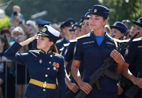 Trường Không quân Cấp cao Krasnodar được đặt theo tên của Anh hùng Liên Xô Anatoly Serov bắt đầu tái đào tạo nữ phi công quân sự từ năm 2017. Trong ảnh, nữ đội trưởng, sĩ quan huấn luyện và các học viên của trường Krasnodar trong buổi lễ tuyên thệ.