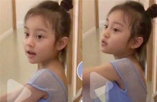 Bất ngờ trước hình ảnh mới của con gái nhà Lý Tiểu Lộ: Càng lớn càng xinh, dự sẽ thành tiểu mỹ nhân Cbiz