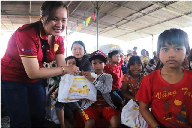 Hàng trăm em nhỏ tham gia trò chơi đều có thưởng